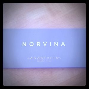 Perfect for spring Norvina eye shadow palette